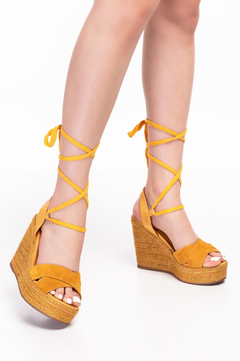 Noce Hakiki Süet Deri Bağcıklı Kadın Sandalet Sarı resmi